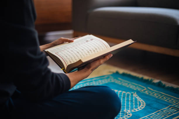 muslims prayer at home - islam praying mosque ramadan imagens e fotografias de stock