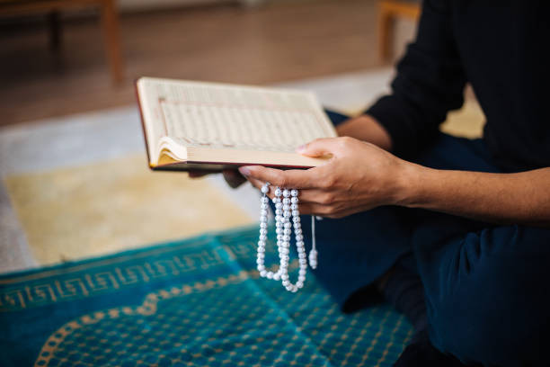 muslime beten zu hause - prayer beads stock-fotos und bilder