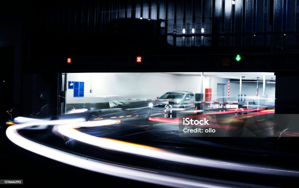 garage di uscita-Immagine mossa - Foto stock royalty-free di Entrata