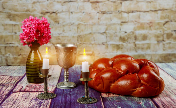 pain traditionnel juif de shalom shalom frais de challah sur la tasse de gosse de vin casher rouge - challah jewish sabbath photography candle photos et images de collection