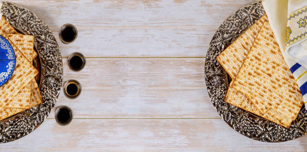 matzos obchodów paschy z matzo kadzidł chleb na kiddush filiżankę wina - passover judaism seder kiddush cup zdjęcia i obrazy z banku zdjęć