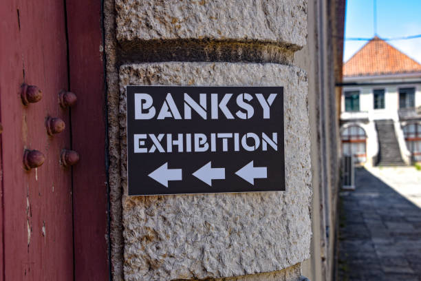 wystawa prac "geniusz lub wandalizm" artysty "banksy' w cordoaria nacional, lizbona, portugalia. - banksy zdjęcia i obrazy z banku zdjęć