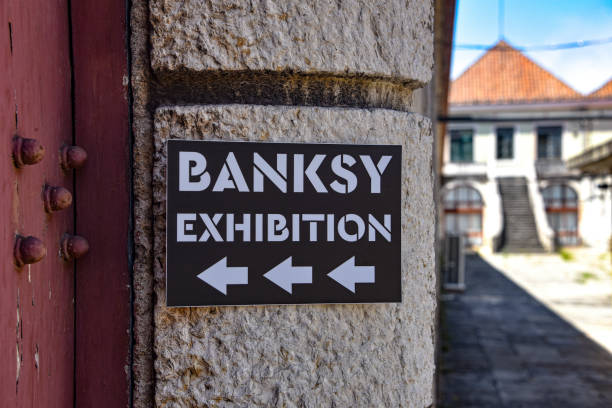 wystawa prac "geniusz lub wandalizm" artysty "banksy' w cordoaria nacional, lizbona, portugalia. - banksy zdjęcia i obrazy z banku zdjęć