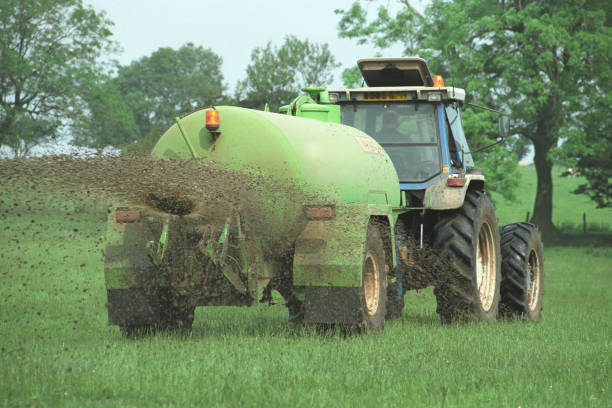 los purines agrícolas se extienden en un campo en inglaterra, reino unido - tractor farm uk agriculture fotografías e imágenes de stock