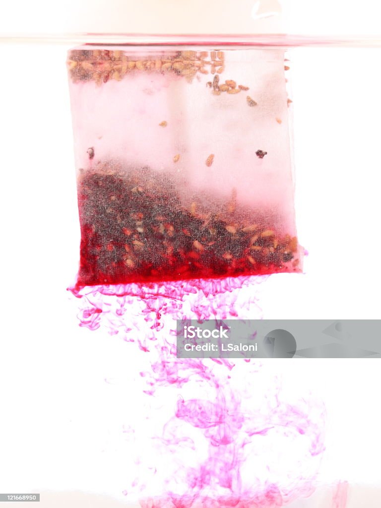 Rojo bolsa de té en agua caliente - Foto de stock de Bolsa de té libre de derechos