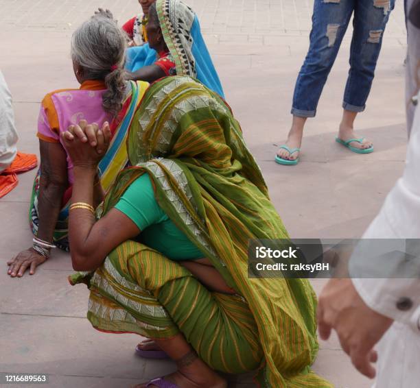 Wasserette Bekritiseren trompet Vrouwen In Kleurrijke Traditionele Indische Kleding Hurken Op Het Beton Bij  De Gronden Buiten Taj Mahal In Agra Stockfoto en meer beelden van Agra -  iStock