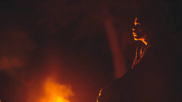 botswana bushman de la tribu indígena san observa ndo un incendio - bushman fotografías e imágenes de stock
