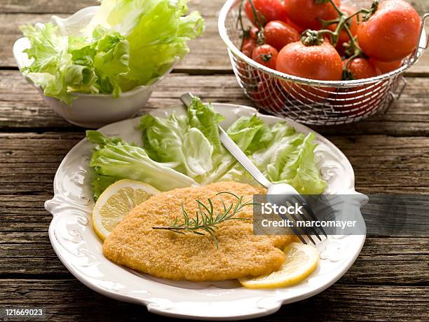 Costeleta À Milanesa Com Salada De Placa - Fotografias de stock e mais imagens de Alecrim - Alecrim, Alface, Carne