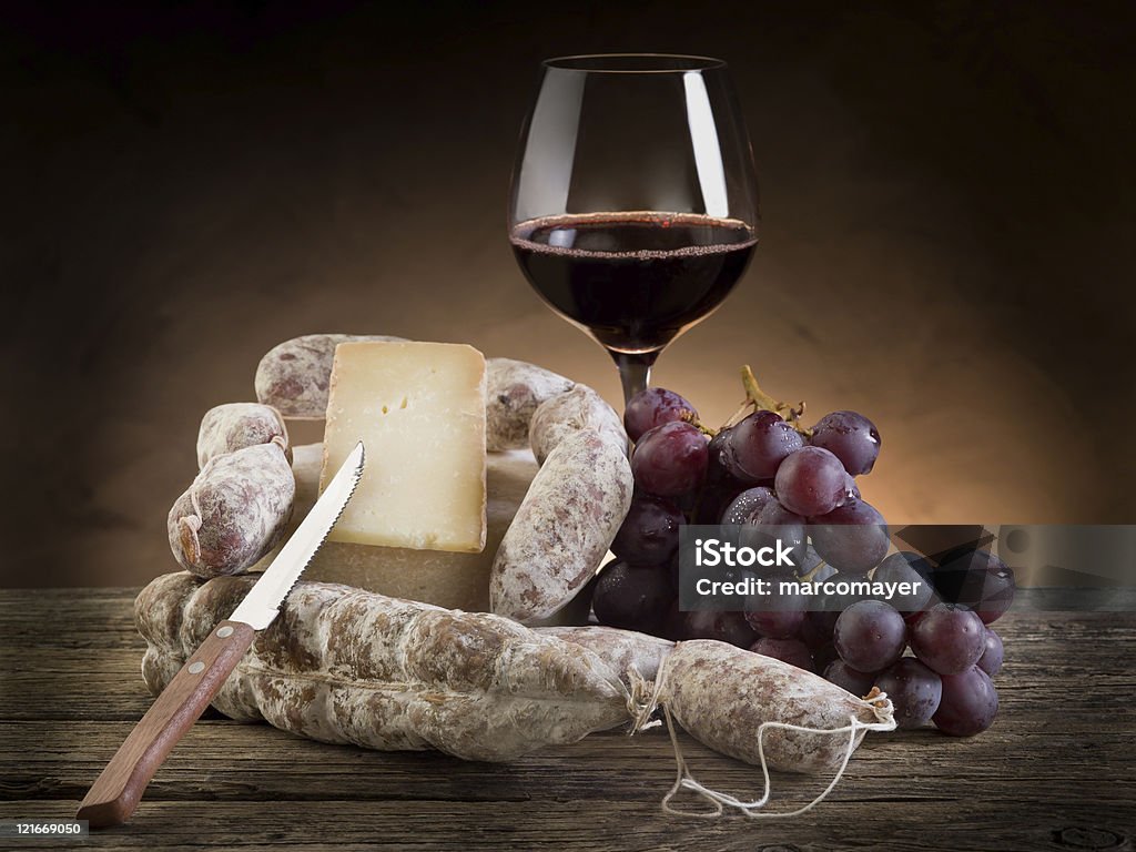 Queso Salame uvas y vino tinto - Foto de stock de Alimento libre de derechos