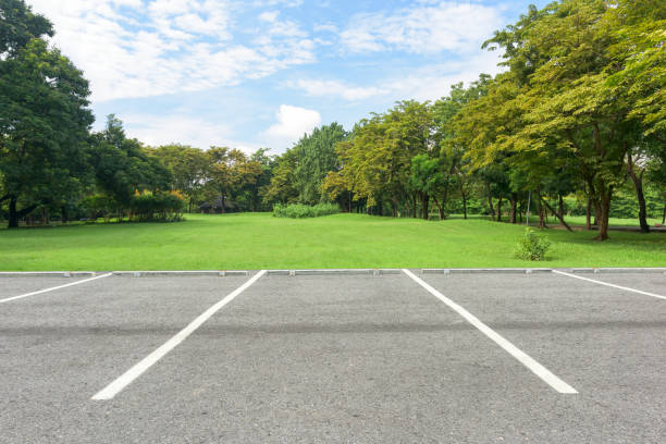 parking lot in public park - man made space imagens e fotografias de stock