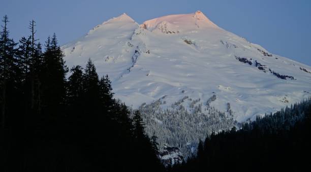 nuovo giorno del monte baker - cascade range mountain alpenglow winter foto e immagini stock