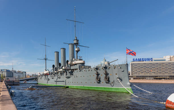 el crucero protegido ruso aurora, ahora un barco museo en san petersburgo - river passenger ship nautical vessel military ship fotografías e imágenes de stock