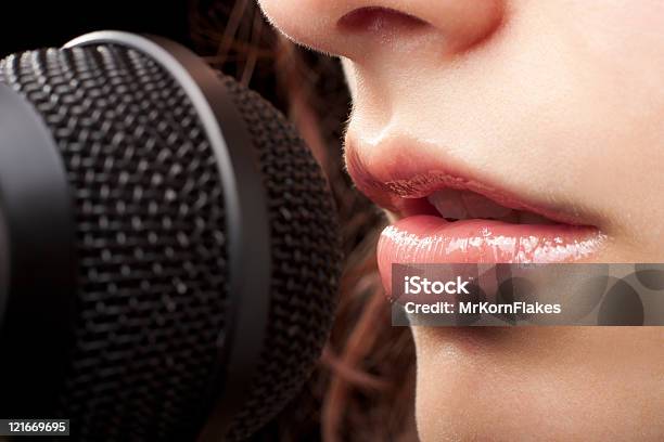 Donna Labbra E Microfono - Fotografie stock e altre immagini di Microfono - Microfono, Bocca umana, Labbra