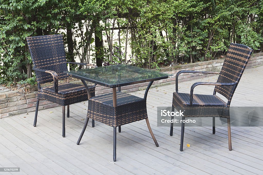 Vimini sedie e tavolo - Foto stock royalty-free di Balcone