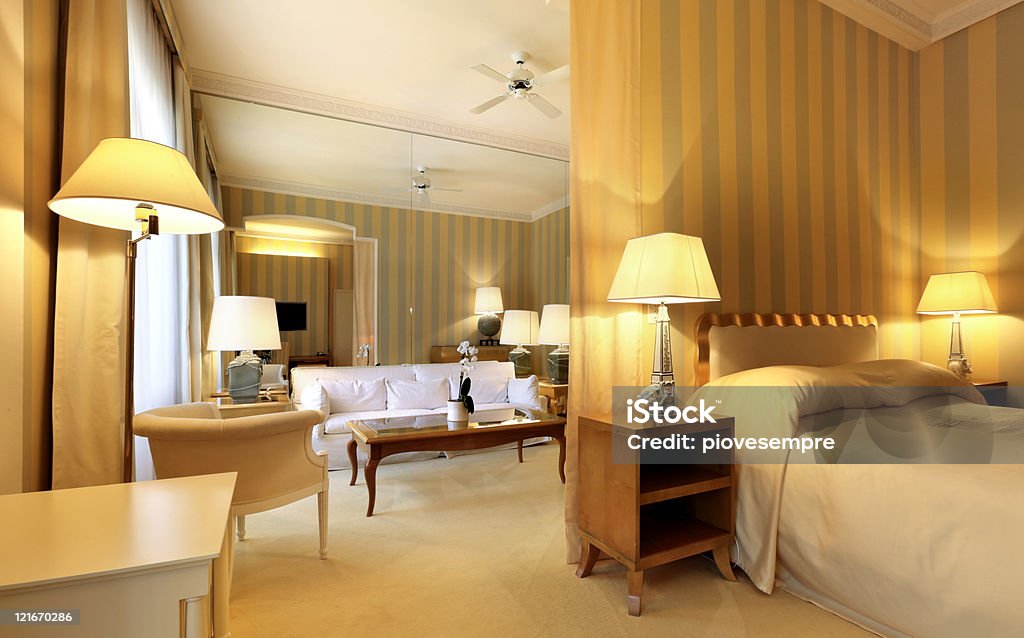 Confortável, clássico, sala de estar, vista do quarto - Foto de stock de Estilo retrô royalty-free