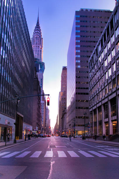 manhattan bei sonnenuntergang - empire state building urban scene new york state new york city stock-fotos und bilder