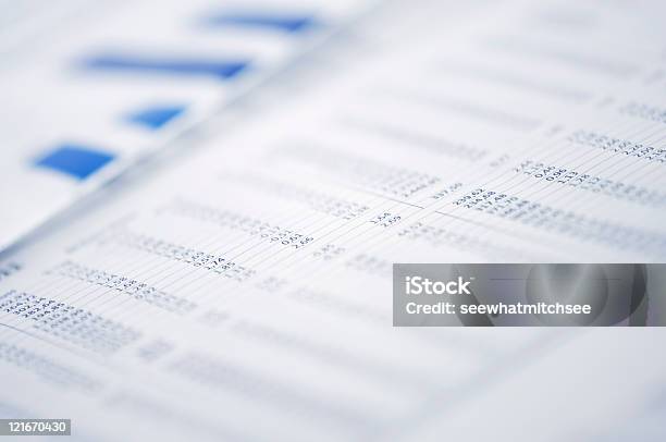 Business Graph In Zeitung Stockfoto und mehr Bilder von Analysieren - Analysieren, Bankgeschäft, Bericht