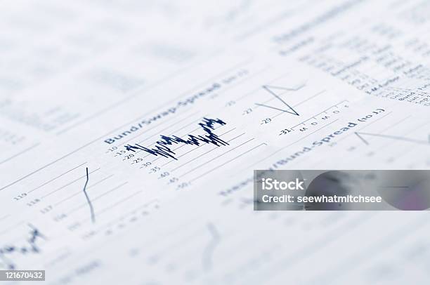 Business Graph In Zeitung Stockfoto und mehr Bilder von Analysieren - Analysieren, Bericht, Blau