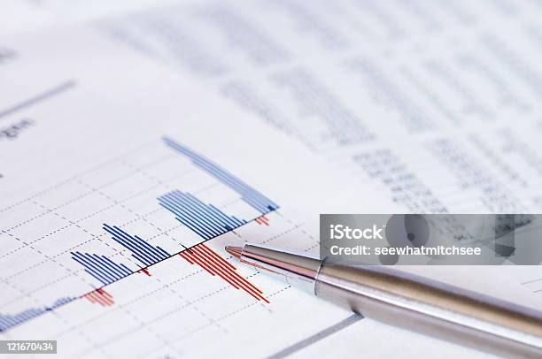 Financial Planning Mit Aktiencharts Und Stift Stockfoto und mehr Bilder von Liniendiagramm - Liniendiagramm, Analysieren, Bankgeschäft