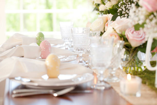 cena di pasqua - place setting table flower dining foto e immagini stock