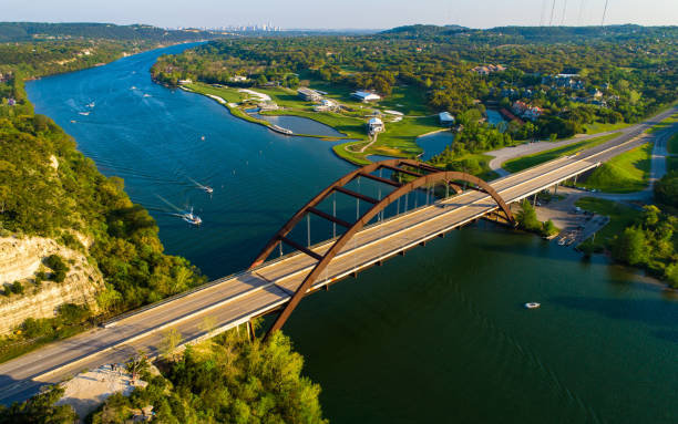 texas hill country views above pennybacker bridge with austin texas skyline far in the background - highway nobody town urban road imagens e fotografias de stock