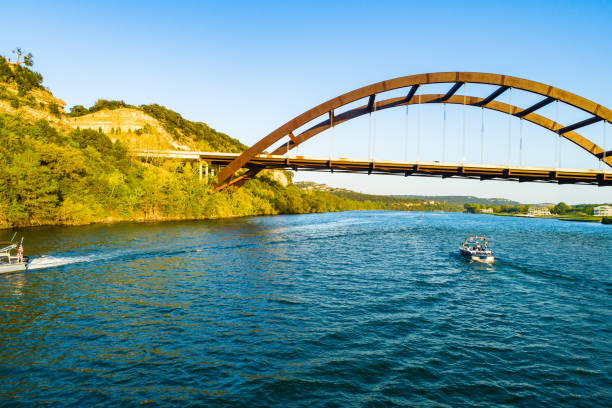 afternoon sunshine during summer on the water at pennybacker bridge in austin texas - highway nobody town urban road imagens e fotografias de stock