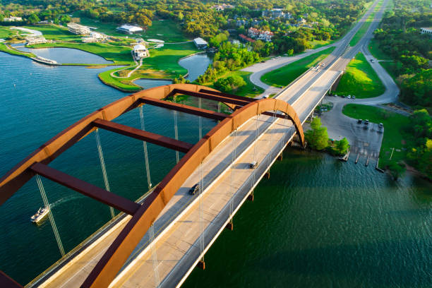 dynamic drone views above pennybacker bridge above landmark of austin texas - highway nobody town urban road imagens e fotografias de stock