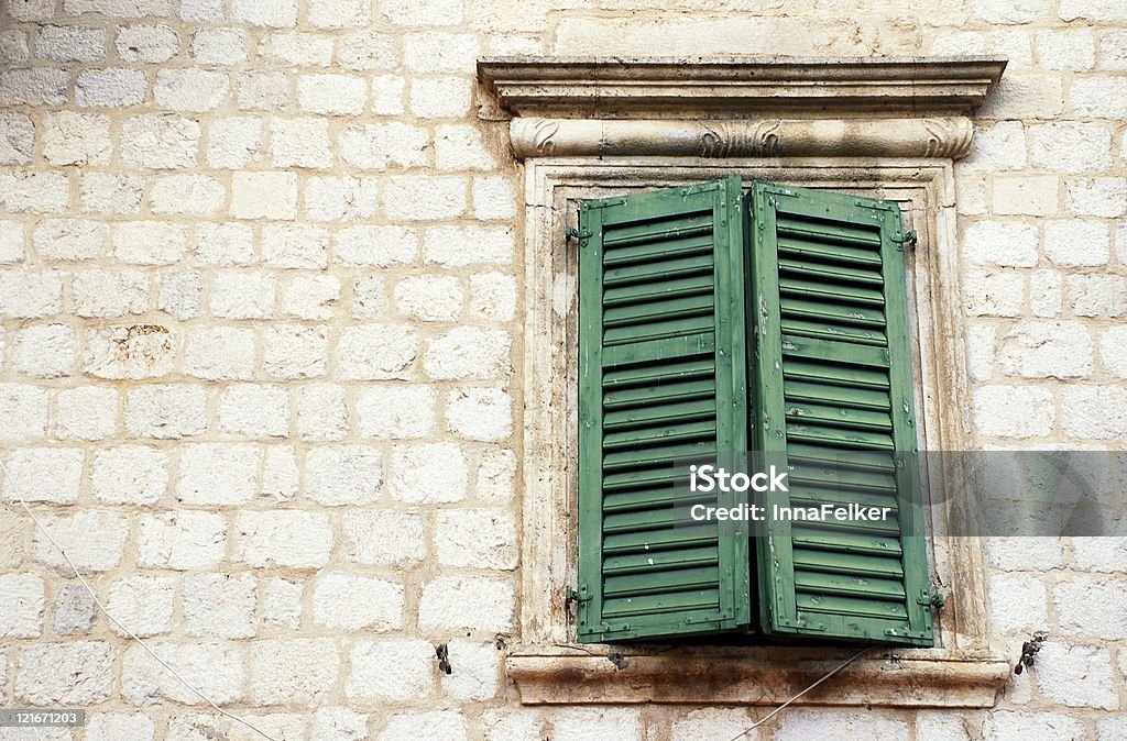 Fenêtre avec des volets vert dans le vieux mur (Italie - Photo de Antiquités libre de droits