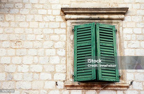 Photo libre de droit de Fenêtre Avec Des Volets Vert Dans Le Vieux Mur Italie banque d'images et plus d'images libres de droit de Antiquités