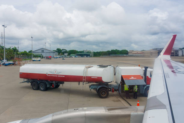 colombo / sri lanka - august 2019: srilankan air being filled with jet fuel at colombo airport - petrolium tanker imagens e fotografias de stock