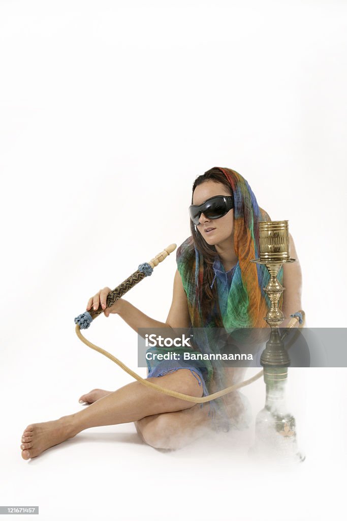 atractive mulher fumar Cachimbo de água - Royalty-free Cachimbo Narguilé Foto de stock