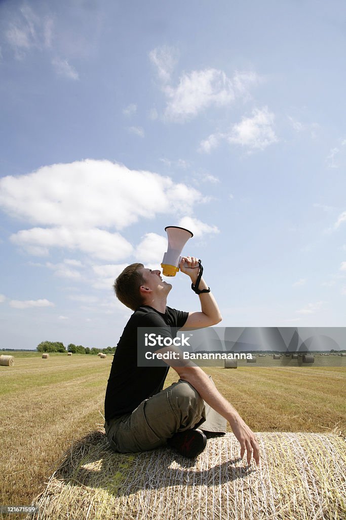 Uomo su Balla con altoparlante - Foto stock royalty-free di Abbigliamento casual