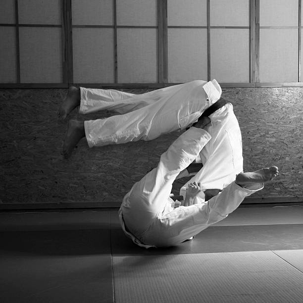 judo - sports clothing kicking high up tall photos et images de collection