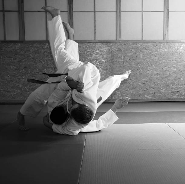 bataille de judo - sports clothing kicking high up tall photos et images de collection