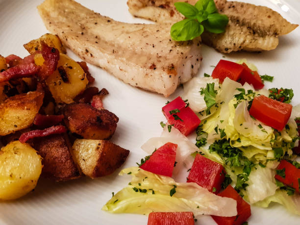 schollenfilet schollenfilet - gourmet salad dinner prepared fish photos et images de collection