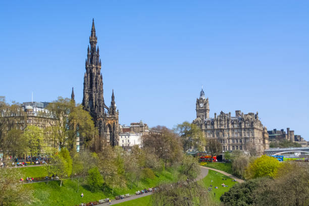 scott anıtı, i̇skoç sir walter scott ve princes street gardens için bir viktorya gotik anıt ile edinburgh şehir merkezinin görünümü - princes street gardens stok fotoğraflar ve resimler