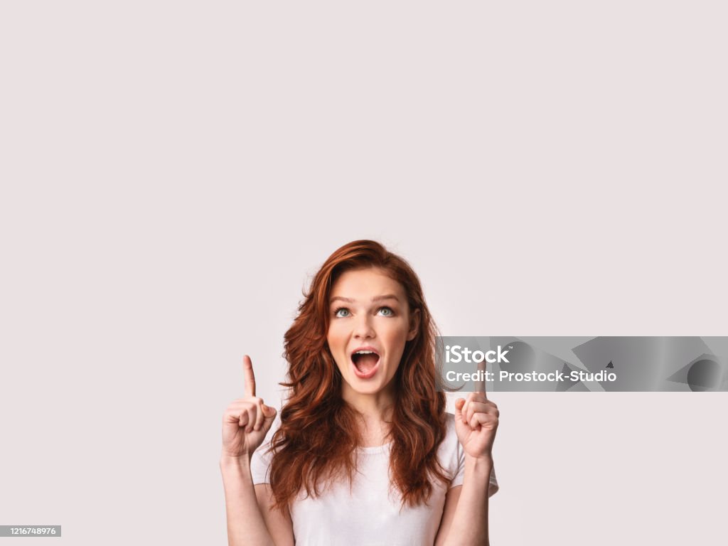 Cô Gái Chỉ Ngón Tay Lên Trên Không Gian Trống Trên Nền Trắng Hình ...