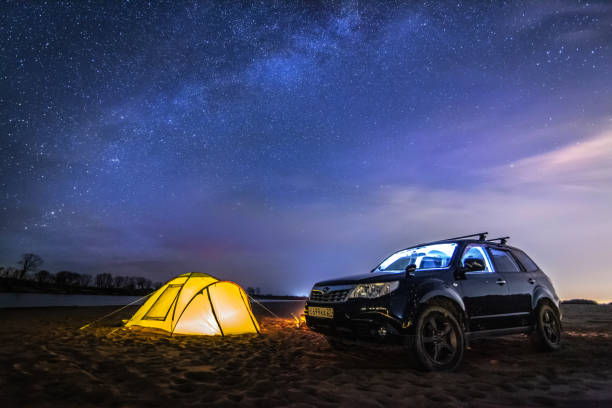 touristisches camping und schwarzer crossover unter nachthimmel und milchstraße - personal land vehicle audio stock-fotos und bilder