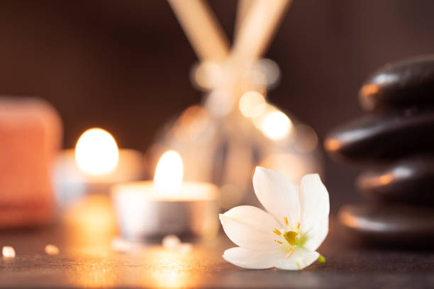 spa placé sur le fond sombre. traitement du bien-être. - bougie spa photos et images de collection