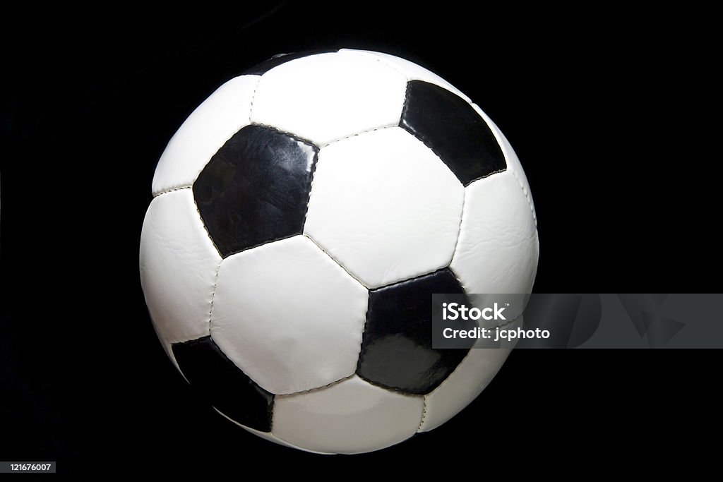 Ballon de football sur noir - Photo de Balle ou ballon libre de droits