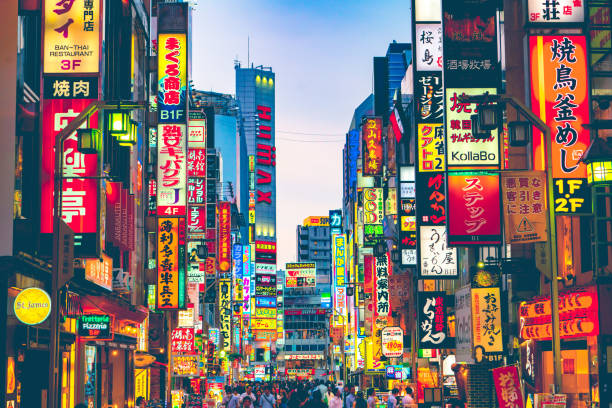 kabukicho w dzielnicy shinjuku, tokio, japonia - commercial sign street light illuminated lighting equipment zdjęcia i obrazy z banku zdjęć