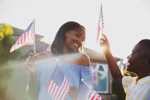 obchody dumy usa z rodziną - flag fourth of july one person patriotism zdjęcia i obrazy z banku zdjęć