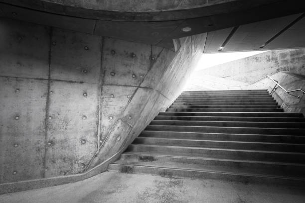 scala che conduce e architettura geometrica astratta in calcestruzzo - wall surrounding wall empty rough foto e immagini stock