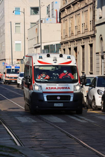 karetka gotowa na covid 19 awaryjne w mediolanie - city street flash zdjęcia i obrazy z banku zdjęć