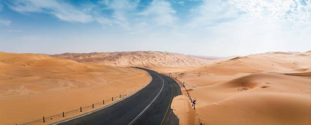 malerische straße in der wüste der vae im nahen osten - liwa desert stock-fotos und bilder