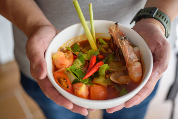 tradicional sopa de tomyum tailandês com camarão - tom tom yum meal soup - fotografias e filmes do acervo