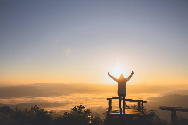 der mensch erhebt sich handauf den berg und sonnenuntergang, freiheit und reise-abenteuer-konzept. religiöse überzeugungen, kopierraum. - god freedom arms raised high angle view stock-fotos und bilder