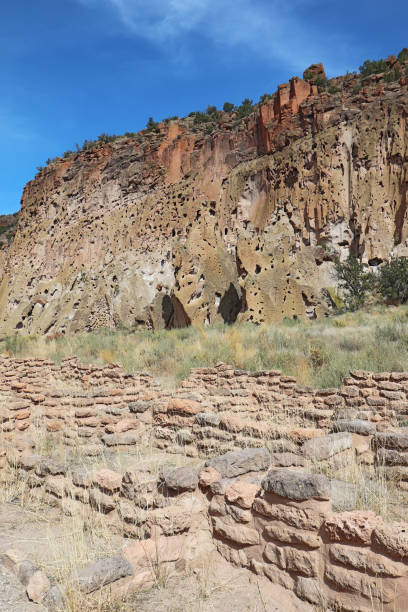 ニューメキシコ州バンデリア国定記念物のtyuoniの古代プエブロ遺跡 - tyuonyi pueblo ruins ストックフォトと画像