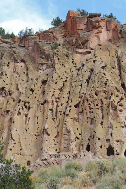 rekonstruiertes pueblo auf klippen am bandelier national monument, new mexico - bandelier national monument anasazi anasazi ruins photography stock-fotos und bilder