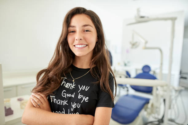 ich bin bei meinem zahnarzt für zahnärztliche behandlung - teenager dentist patient cheerful stock-fotos und bilder